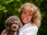 Portrait von Katrin Hartmann mit Hund auf dem Arm