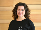 Portrait von Frauke Bünsow vor einer Holzwand