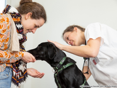 Solène Meunier mit schwarzem Hund